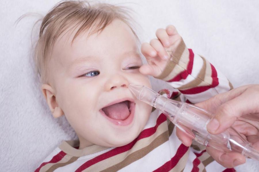 Как се чисти носът на бебето с помпа