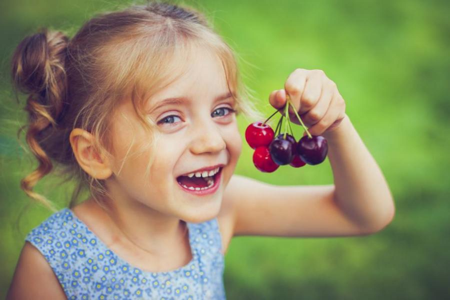 Децата, които ядат плодове и зеленчуци, са по-щастливи 