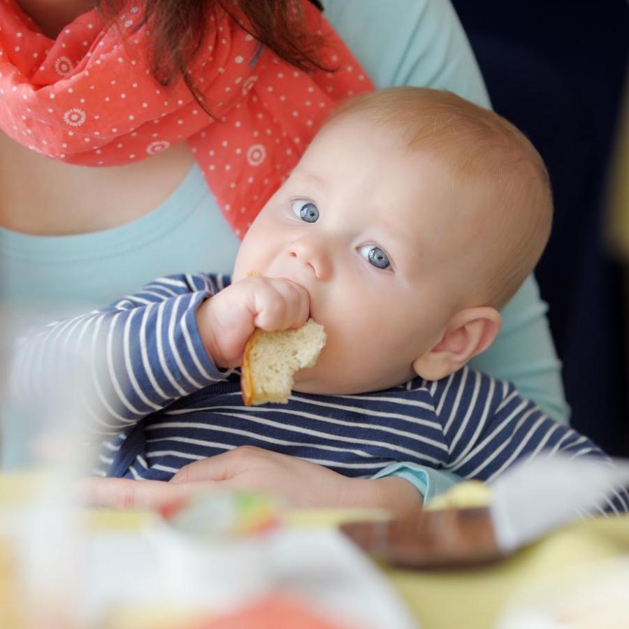 Трябва ли твърдата храна да се въведе по-рано при бебетата