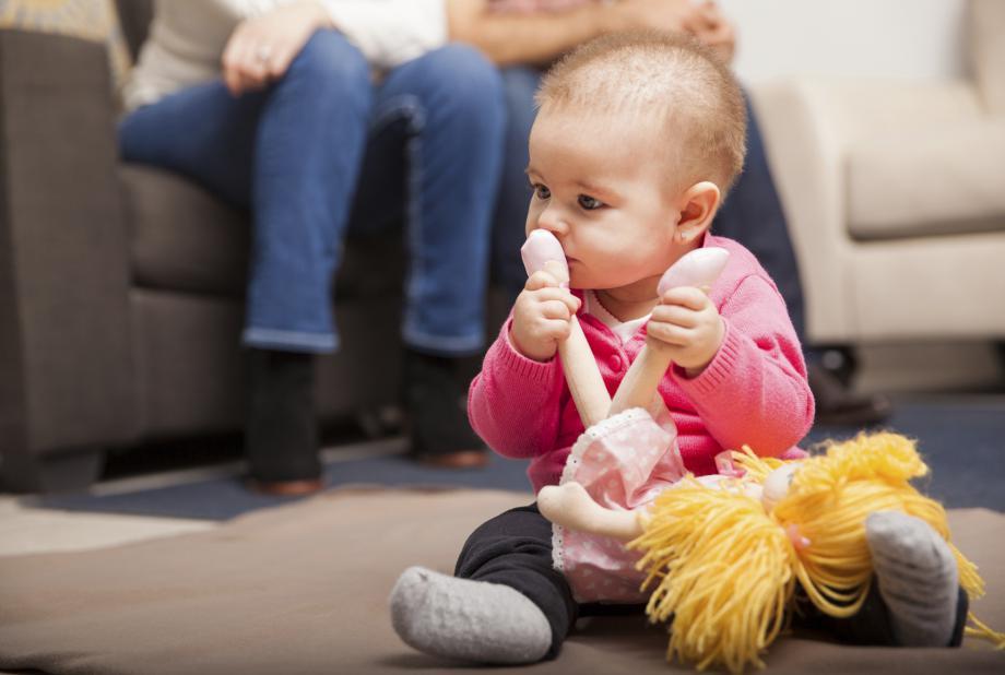 На 9 мeсеца момиченцето посяга към куклите, момчето към камиони