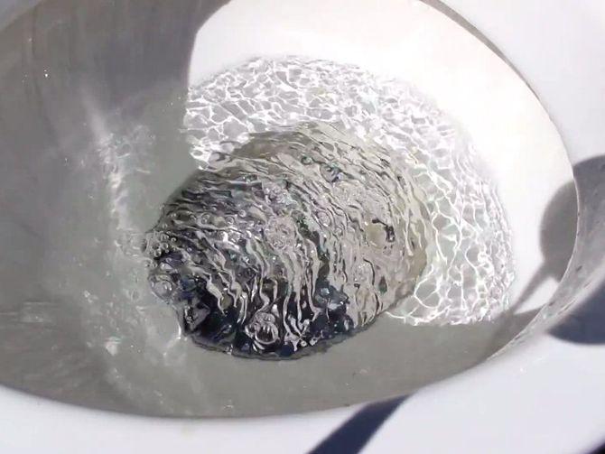 Ето какво се случва, когато излееш живак в тоалетната