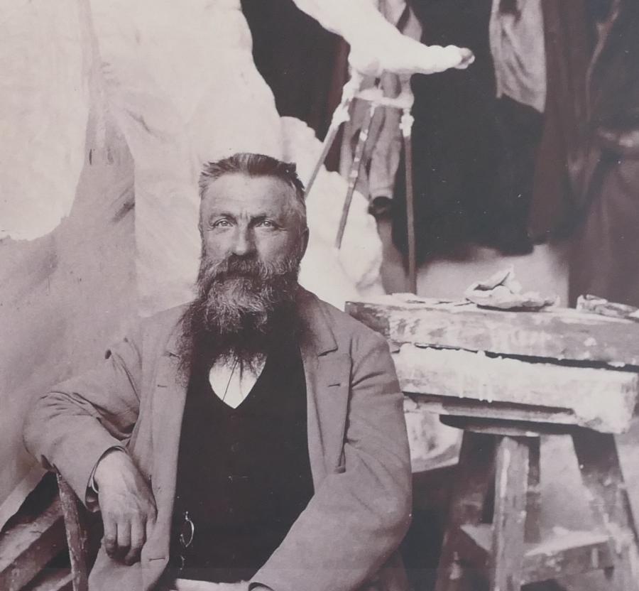 Мислителят Роден с две десни ръце