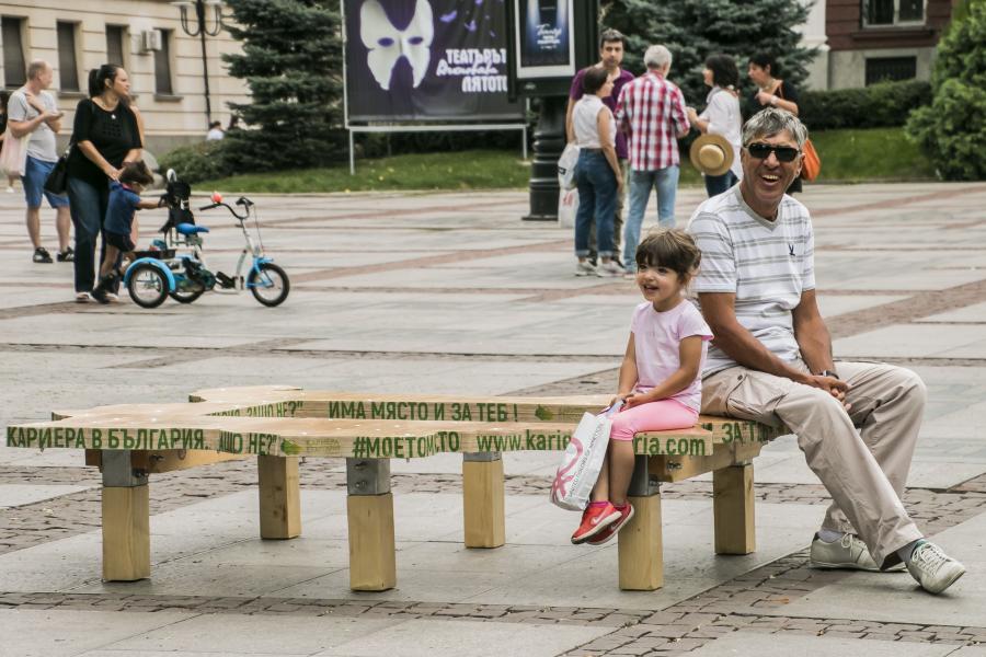 Мистериозна пейка във формата на България се появи пред Народния театър в София