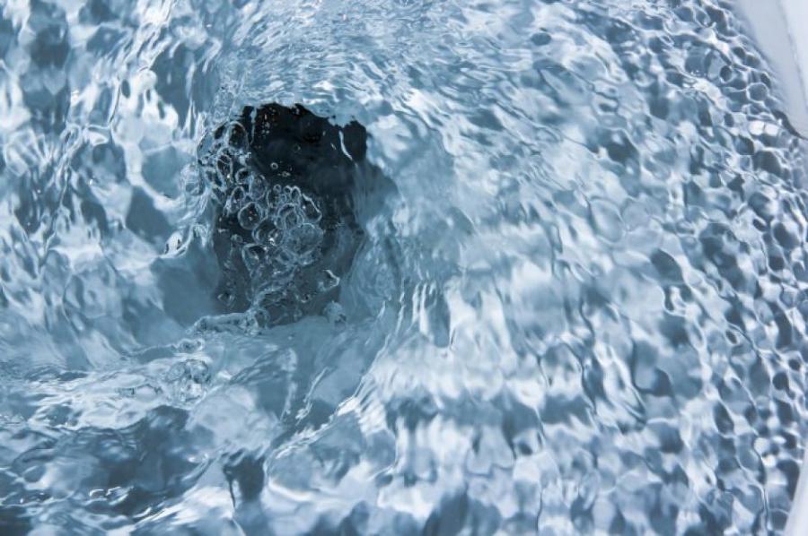 Наистина ли струята на тоалетните тече в различни посоки в различните полукълба на планетата?