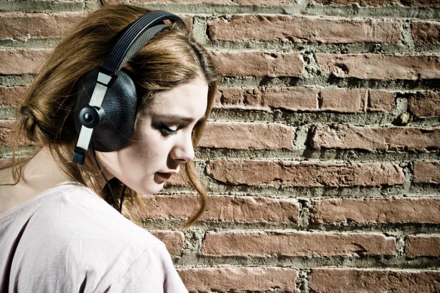 Защо някои хора обичат тъжни песни, а други – не