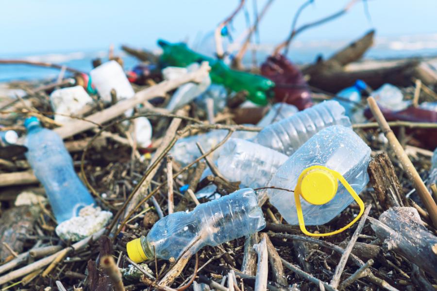 Какво наистина се случва с пластмасата, която изхвърляте?