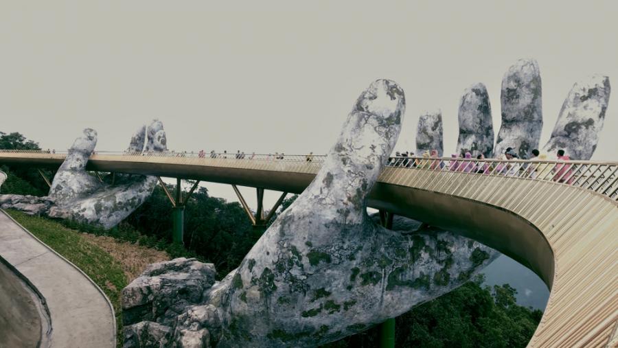 Сякаш великани държат новия Златен мост във Виетнам