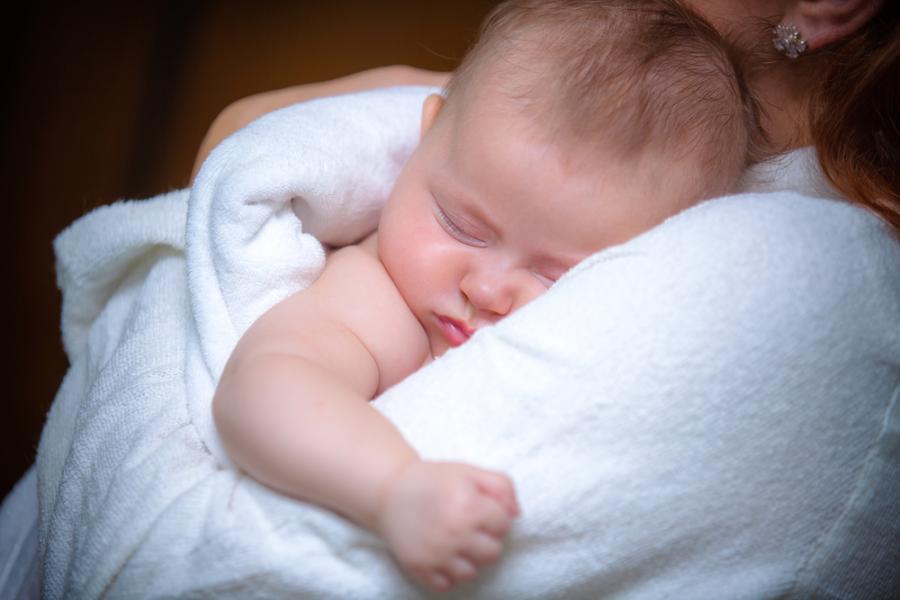 Това момиченце вижда майка си за първи път. Реакцията й е очарователна