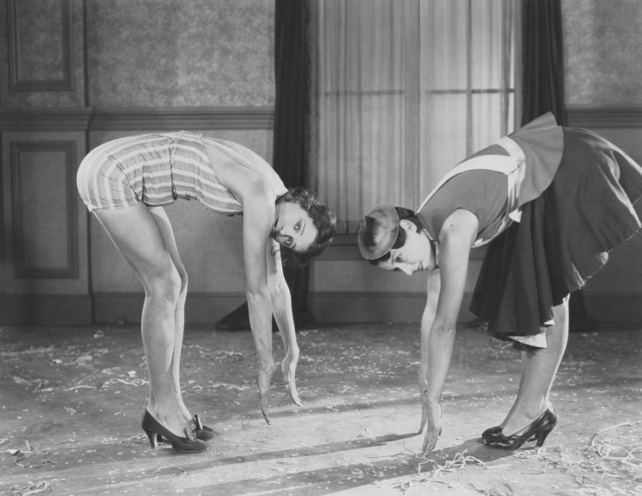 Защо жените ходят на високи токчета? Защото мъжете са го правили