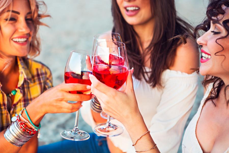 Науката се произнесе: жените, които пият вино с приятелки, живеят по-дълго