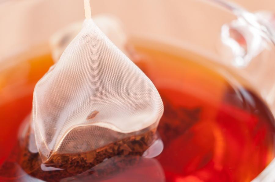 Вашата чаша чай вероятно съдържа милиарди частици микропластмаса