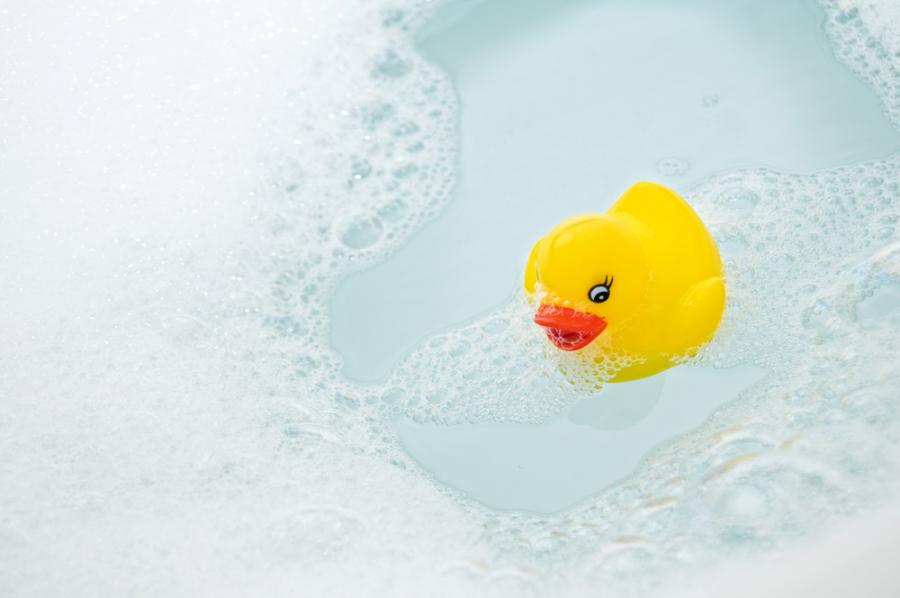 Учени: Гумените патета за вана са пълни с бактерии!