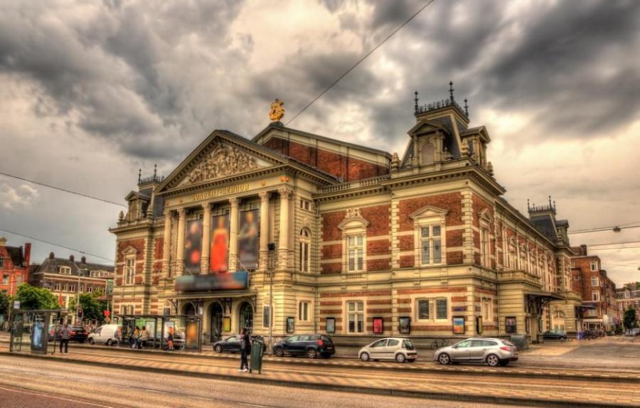 11 април 1888 г. – Открита е концертната зала Концертгебау, една от най-добрите в света