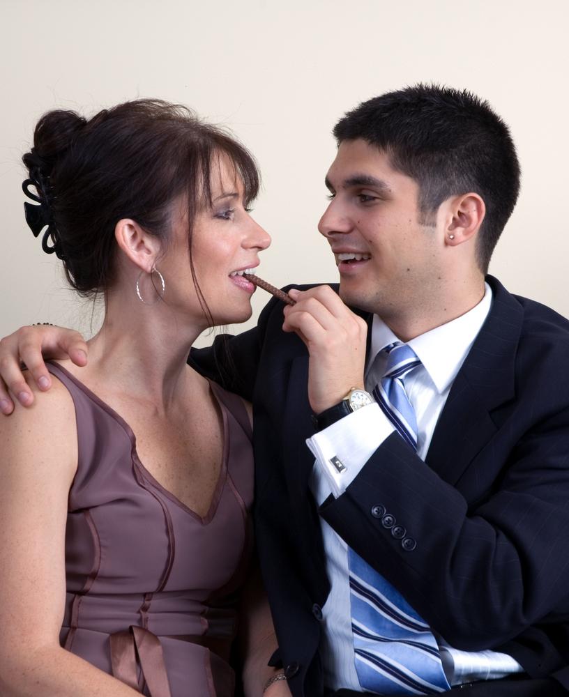 Защо някои мъже предпочитат по-възрастни жени