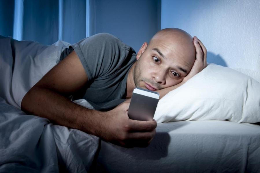 Ето какво се случва с тялото ви, ако проверите смартфона си преди лягане