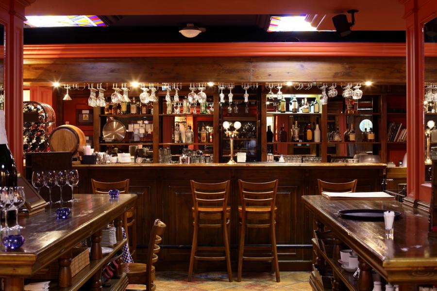 Собственик на бар във Великобритания построи Фарадеев кафез, за да спре използането на мобилни телефони