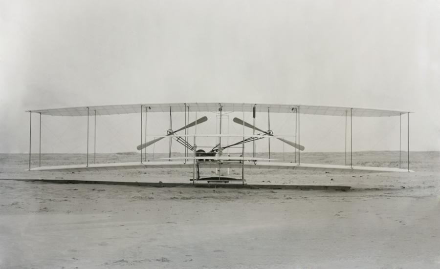 17 декември 1903 г. Извършен е първият контролиран полет с моторен летателен апарат, който е по-тежък от въздуха