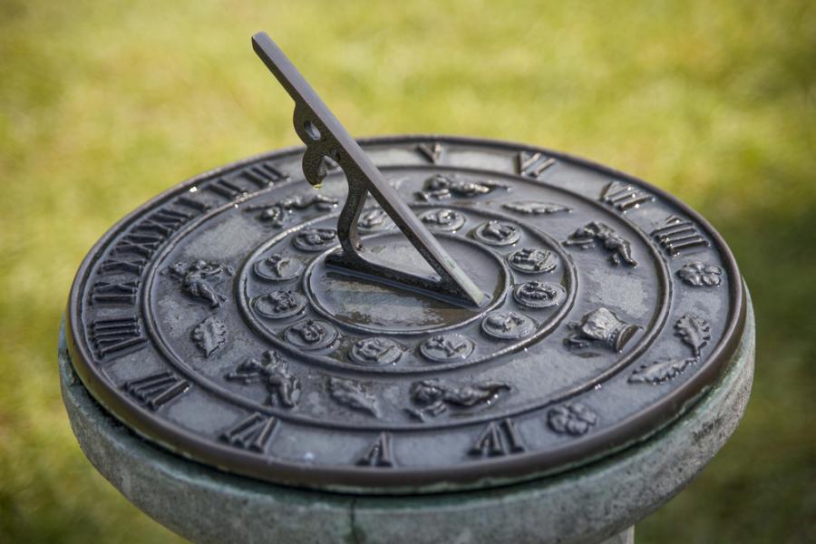 Забравете за лятното астрономическо време, трябва да приемем едно универсално време за всички