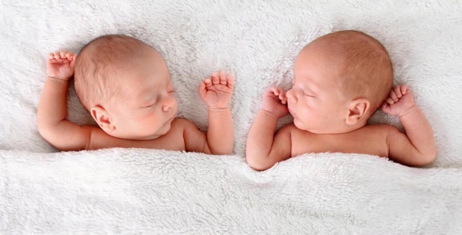 Видео: 10 сладки бебета-близначета