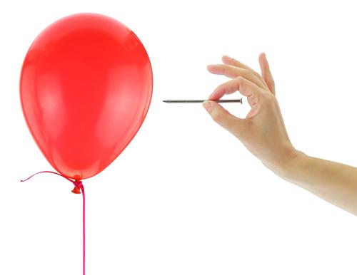 Ето как балон се допира до десетки пирони, без да се пукне