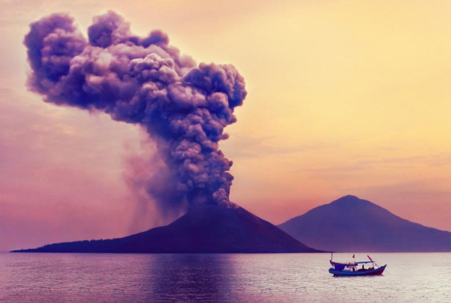 26 август 1883 г. - Вулканът Кракатау изригва