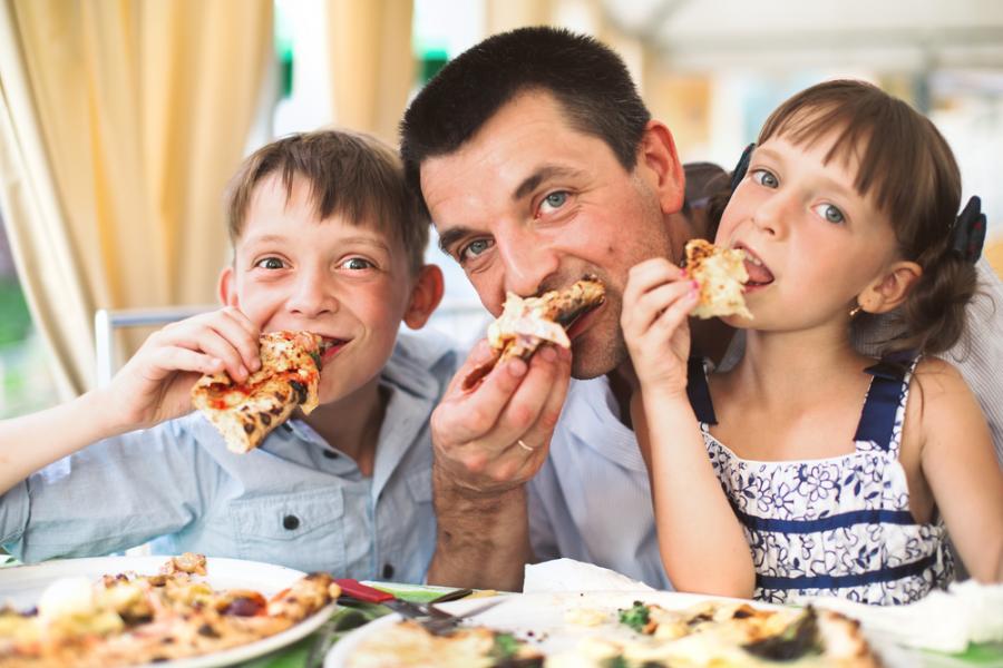 Защо бащите дават на децата повече нездравословна храна