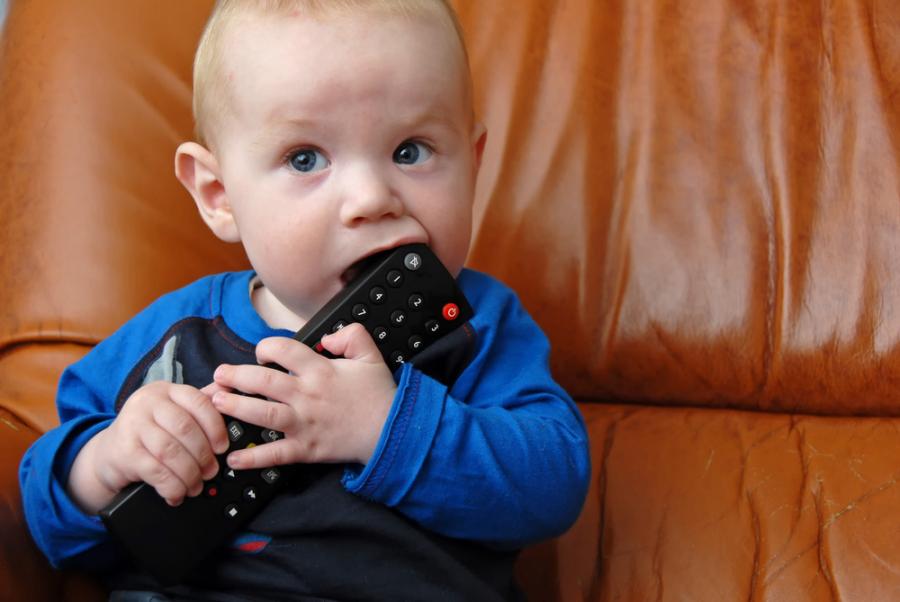 Телевизията пречи на езиковото развитие на бебетата 