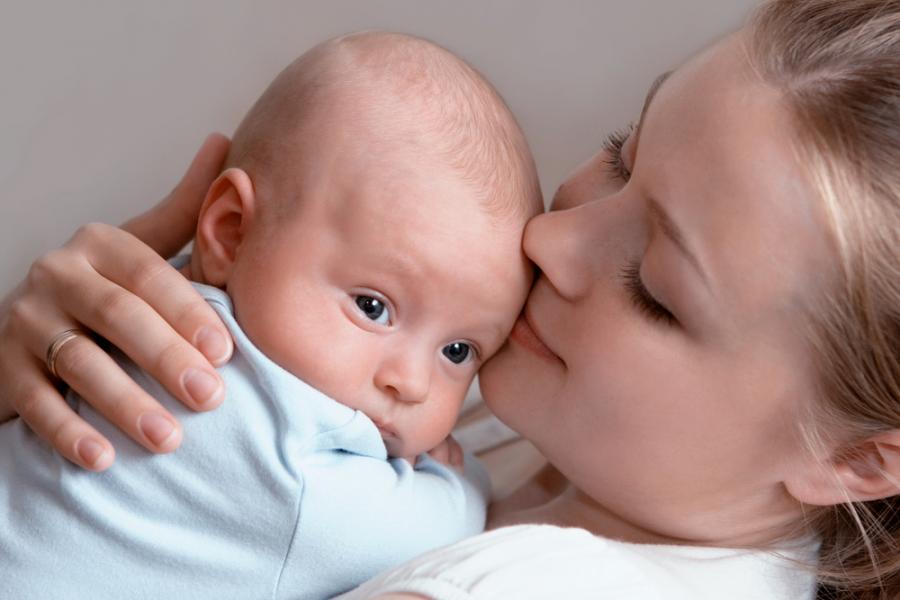 Гласът на майката активира мозъка на бебето