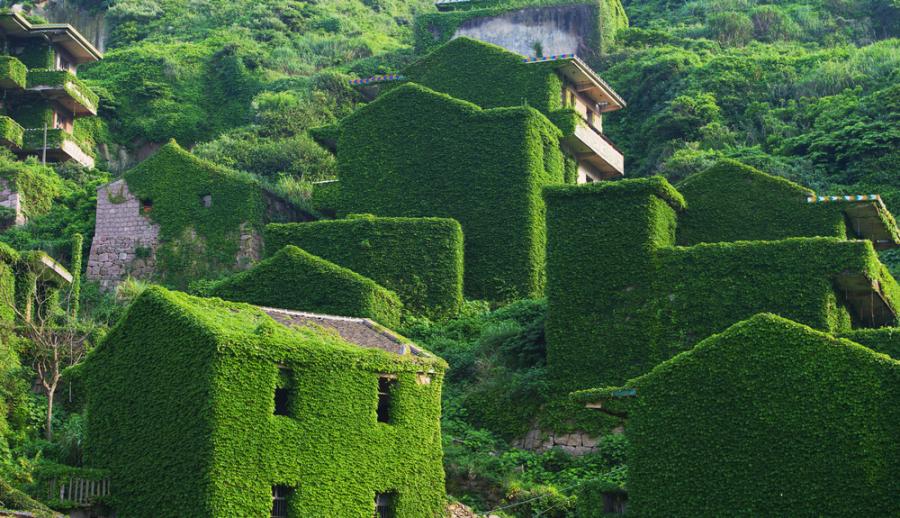 Едно изоставено селище в Китай, погълнато от природата