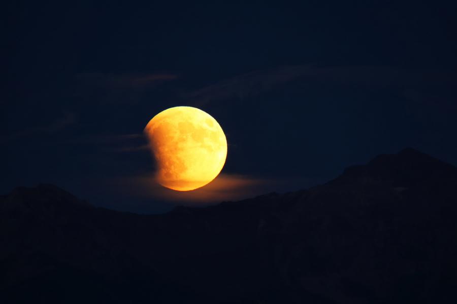 Утре наблюдаваме най-продължителното пълно лунно затъмнение от век насам!