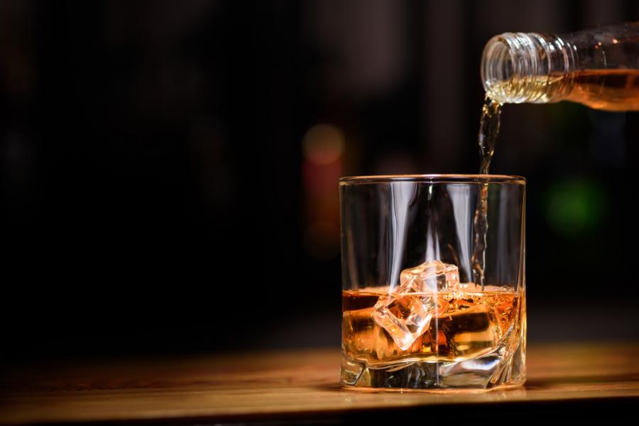 Станете истински уиски-сноб, като добавяте капки вода към питието си