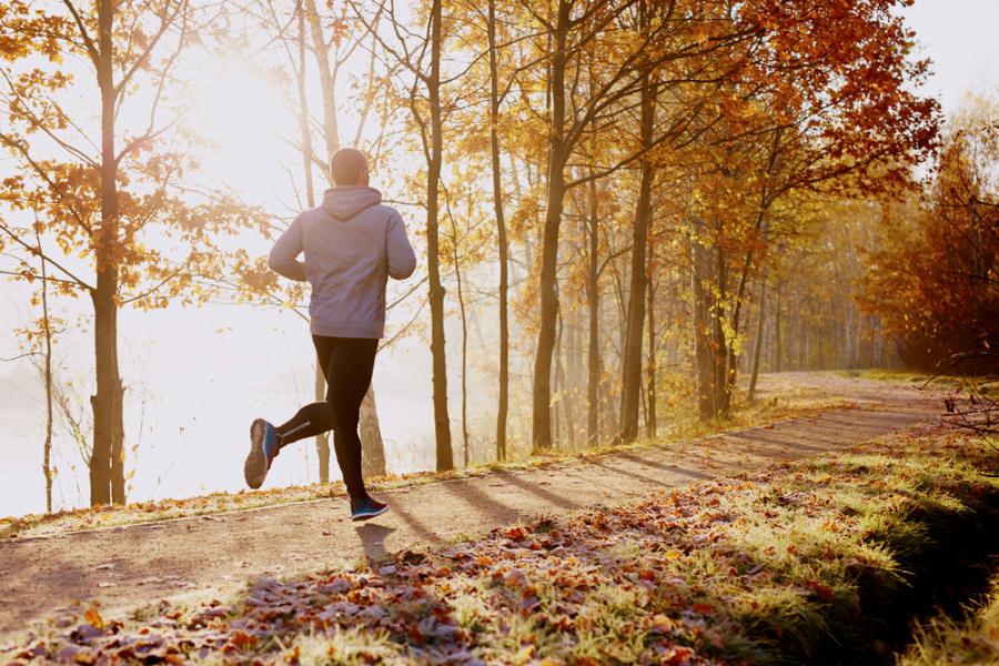 Учени: Бързото ходене е по-здравословно от бягането