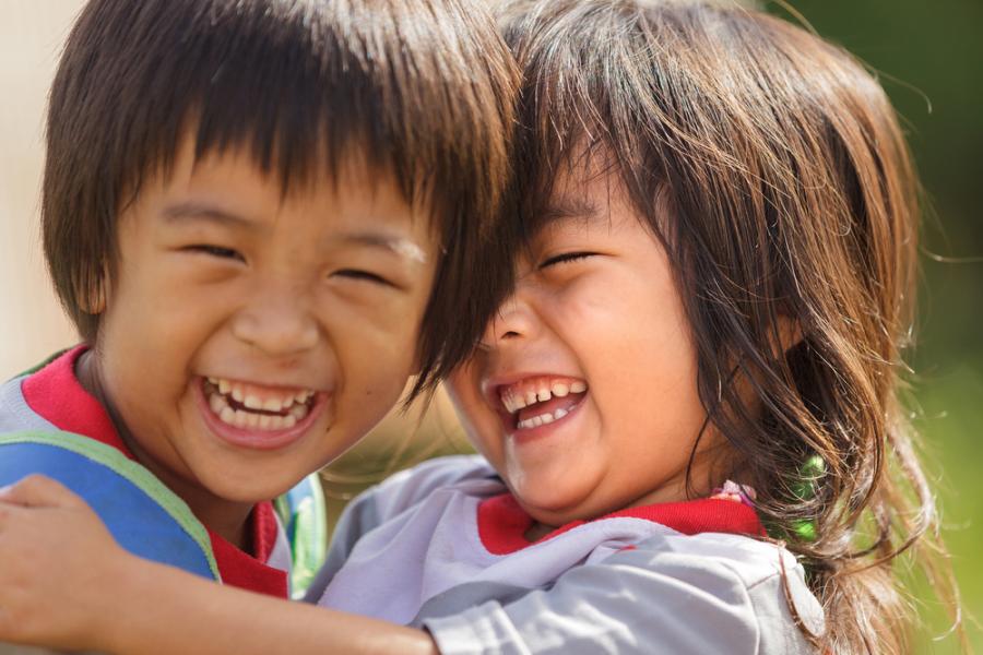 Ето как децата в Тайланд започват училищния ден