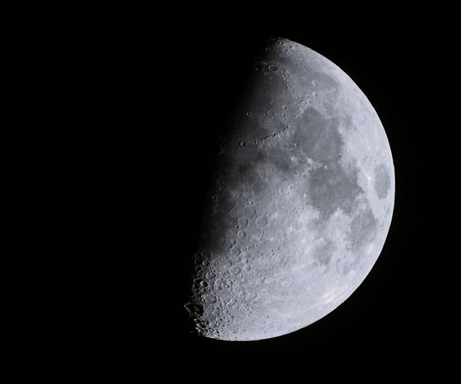 За първи път в историята космически апарат успешно кацна на обратната страна на Луната