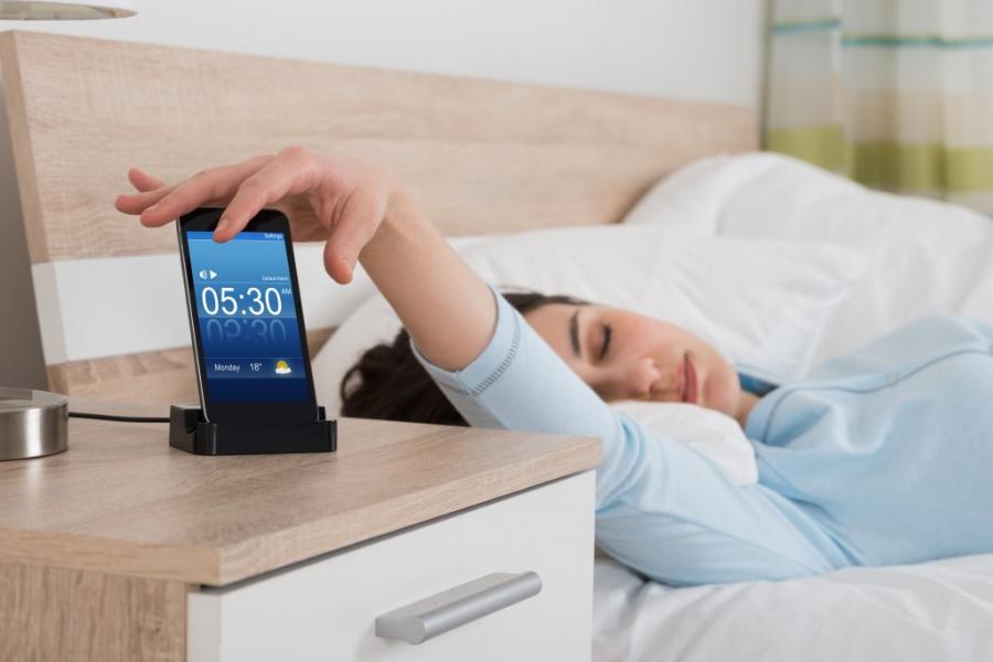 Защо бутонът Snooze на алармата на смартфоните ни дава само още 9 минути сън?