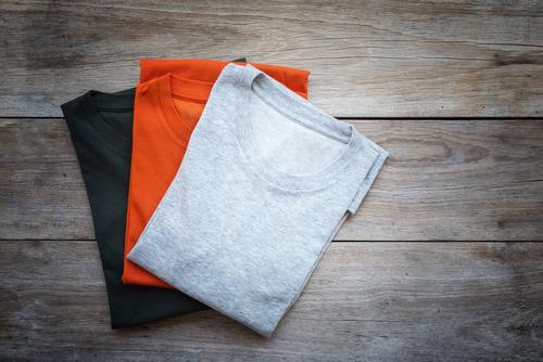 Този начин за сгъване на тениски ще промени живота ви