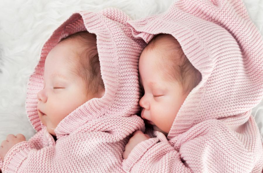 Еднояйчни близнаци раждат по едно и също време