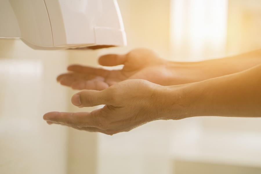 Как е по-ефикасно да подсушаваме ръцете си? С хартиена кърпа или електрическа сушилня? 