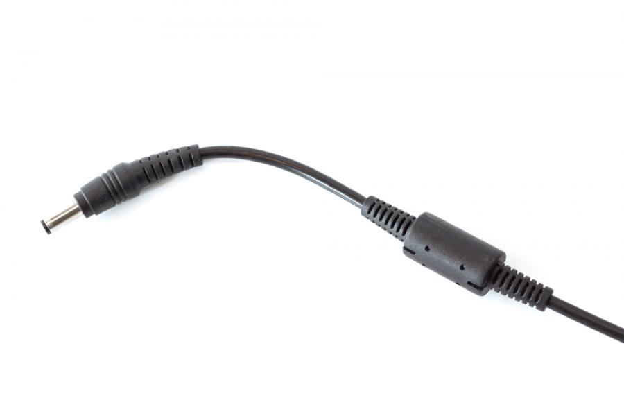 Знаете ли каква е функцията на този малък цилиндър в захранващия кабел на лаптопа ви?