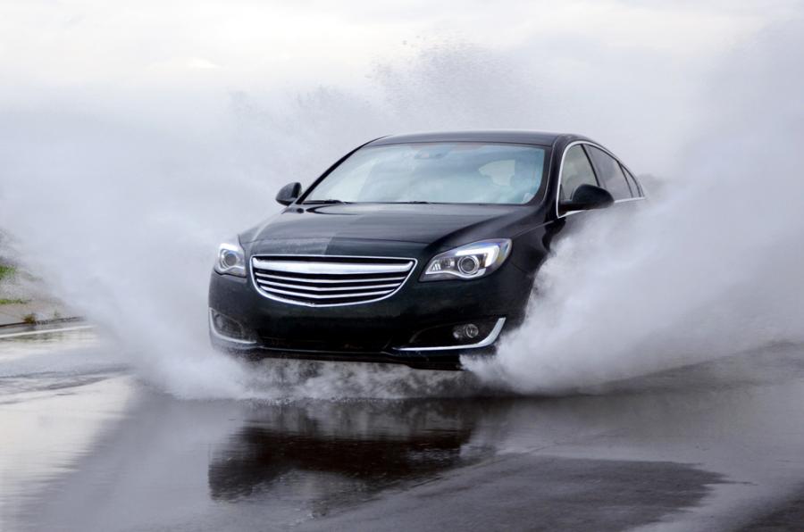 Как да избегнем аквапланинга по време на път