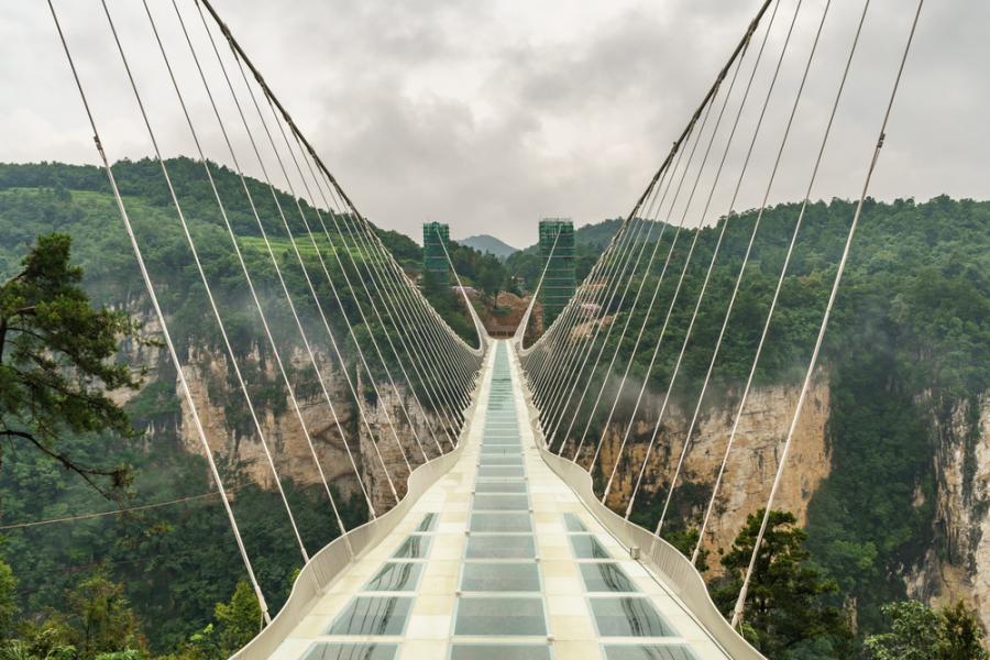 Една страховите разходка по най-дългия стъклен мост в света