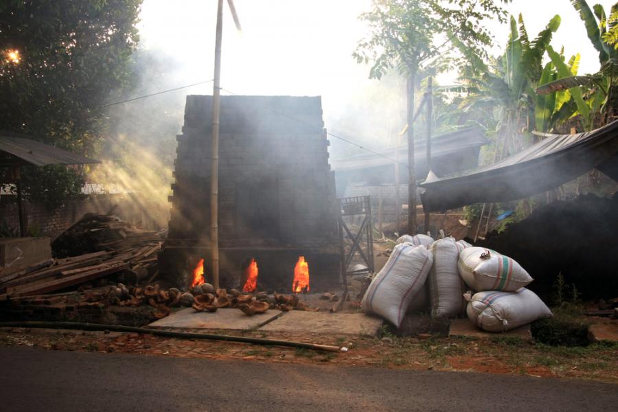 Видео: Глинена пещ и правене на съдове по примитивна технология