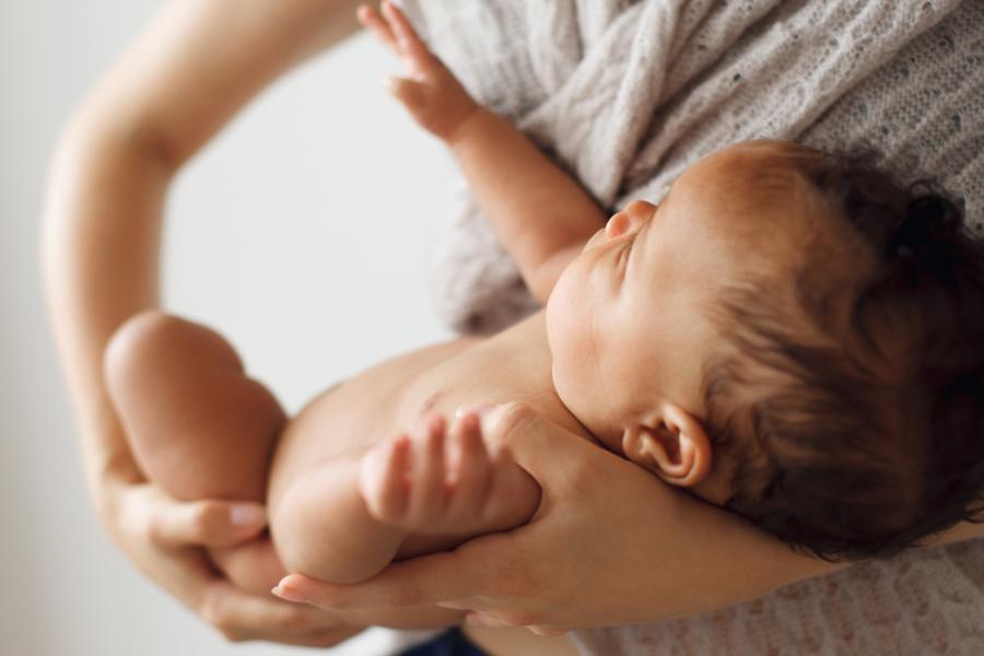 Педиатър демонстрира как да успокоим плачещо бебче