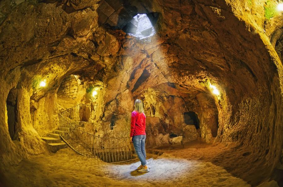 Мъж разбива стената на мазето си и се натъква на древен подземен град, приютявал 20 000 души