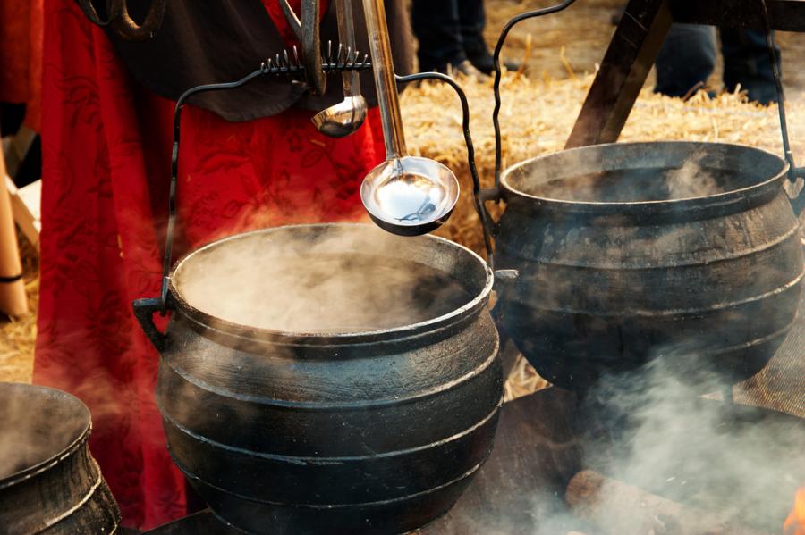 Вдигаме угощения 12 хиляди години