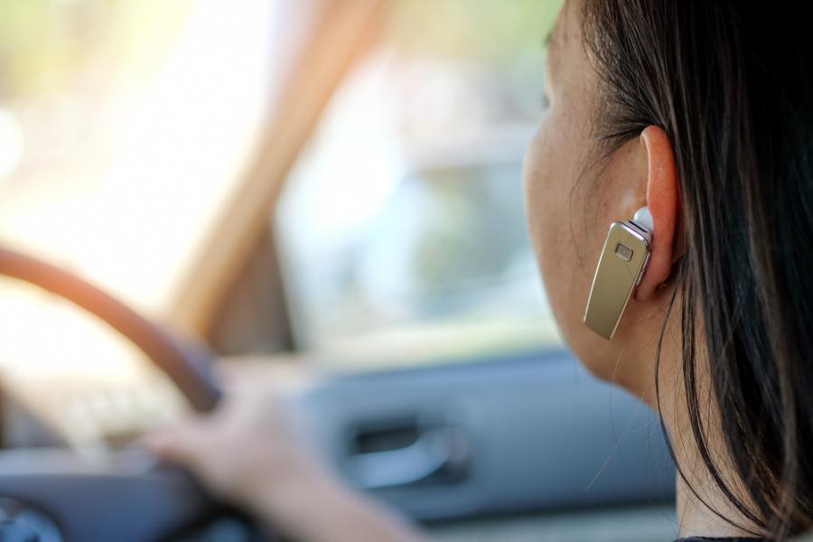 Хендсфрито ви разсейва по време на шофиране толкова, колкото и стандартното говорене по телефона