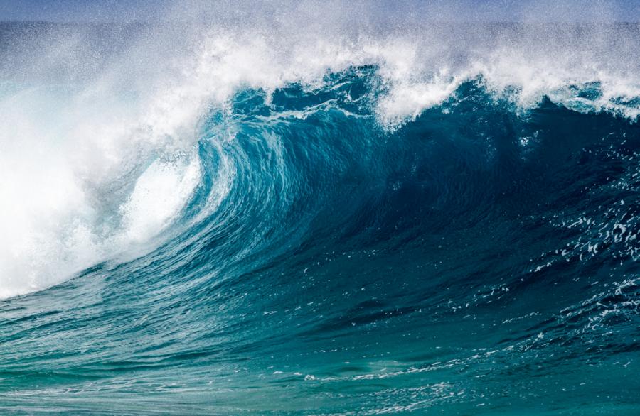 Видео: Огромните вълни за сърф в Назаре, Португалия