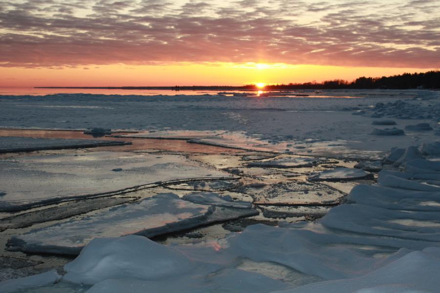 Ледът по езерото Мичиган се натроши като стъкло