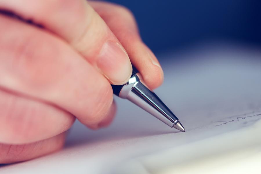 Лекар проследява променящия се подпис на болна от Алцхаймер в продължение на 12 години