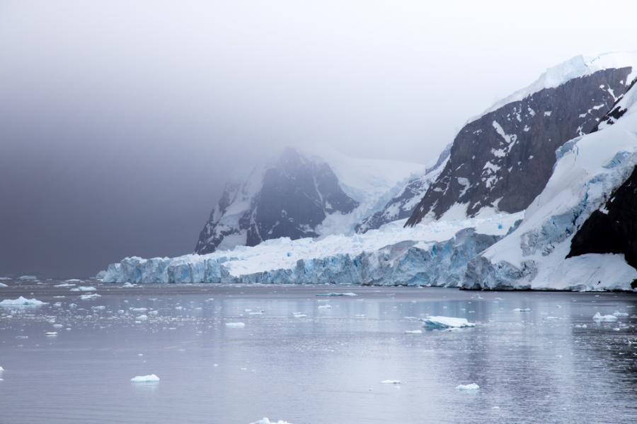 Огромни земни формирования са открити под ледовете на Антарктика